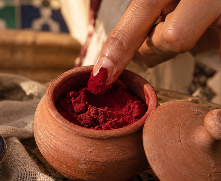 Aker fassi : bienfaits, utilisation et prix au Maroc 1 Pot d'aker fassi en terre cuite et pigment de coquelicot, cosmétique traditionnel marocain